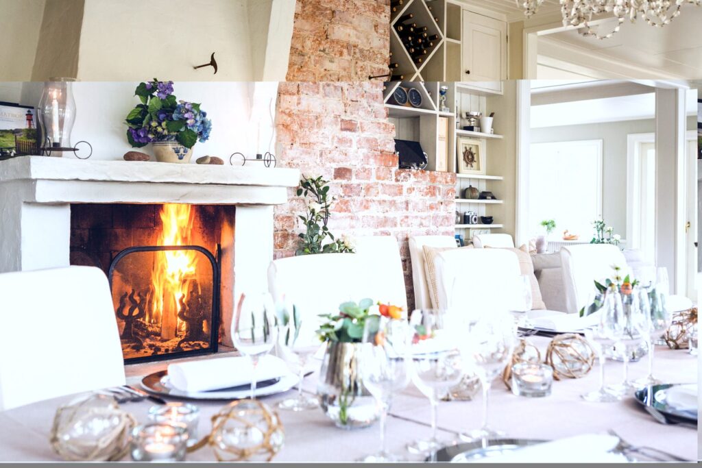 Ljus matsal med brasa på Villa Sandudden
